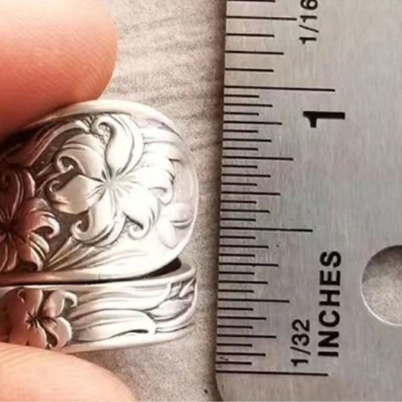 Vintage Style StainlessAdjustable Ring Dainty Flower On The Band - Picture 4 of 7